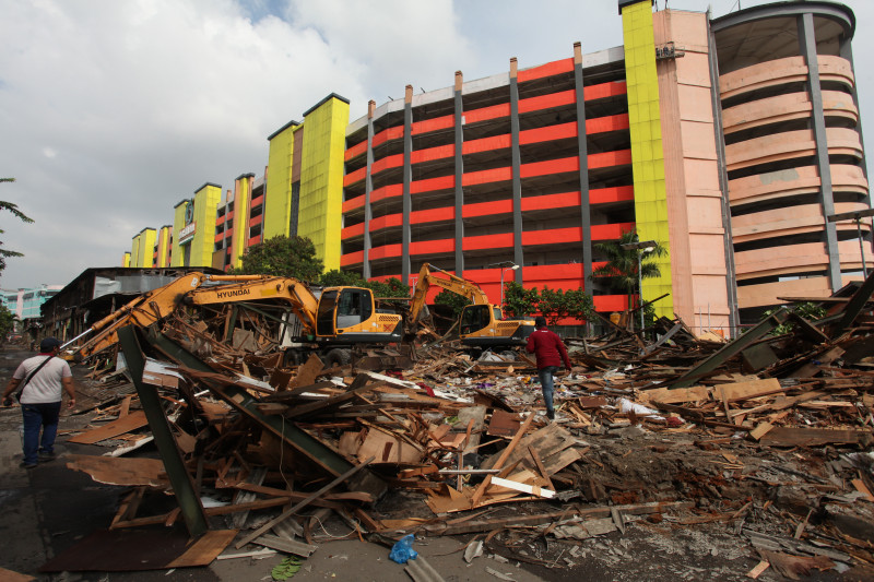 Bersihkan Wajah Pasar Turi